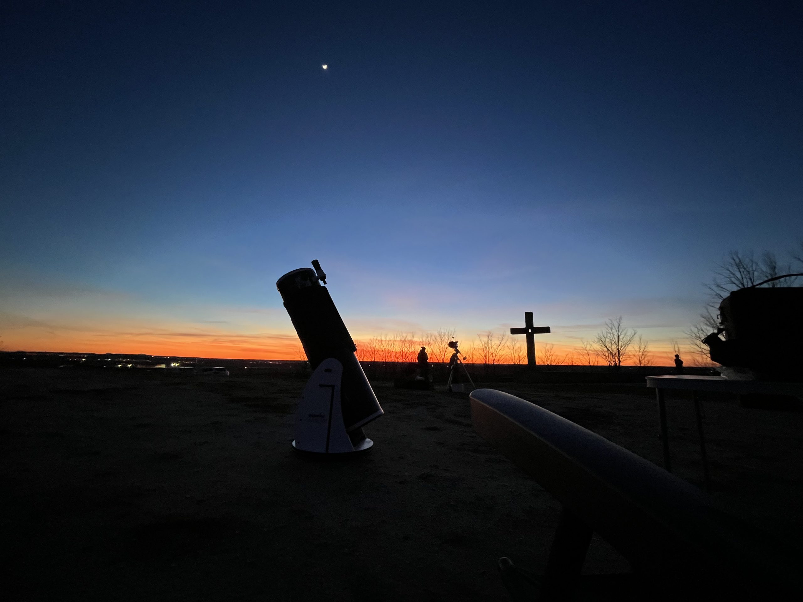 Telescopios preparados para la observación. 21/02/2026 por Rubén M.