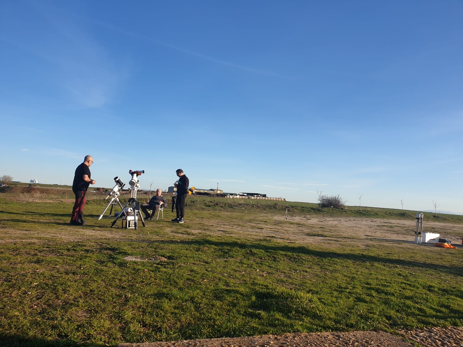 Roberto y Eliseo montan los telescopios a última hora de la tarde hora de la tarde