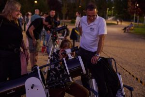 Dando instrucciones para la correcta observación lunar