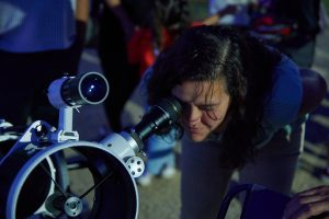 Viendo la luna a través de un telescopio Dobson