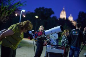 Disfrutando de la observación de la luna