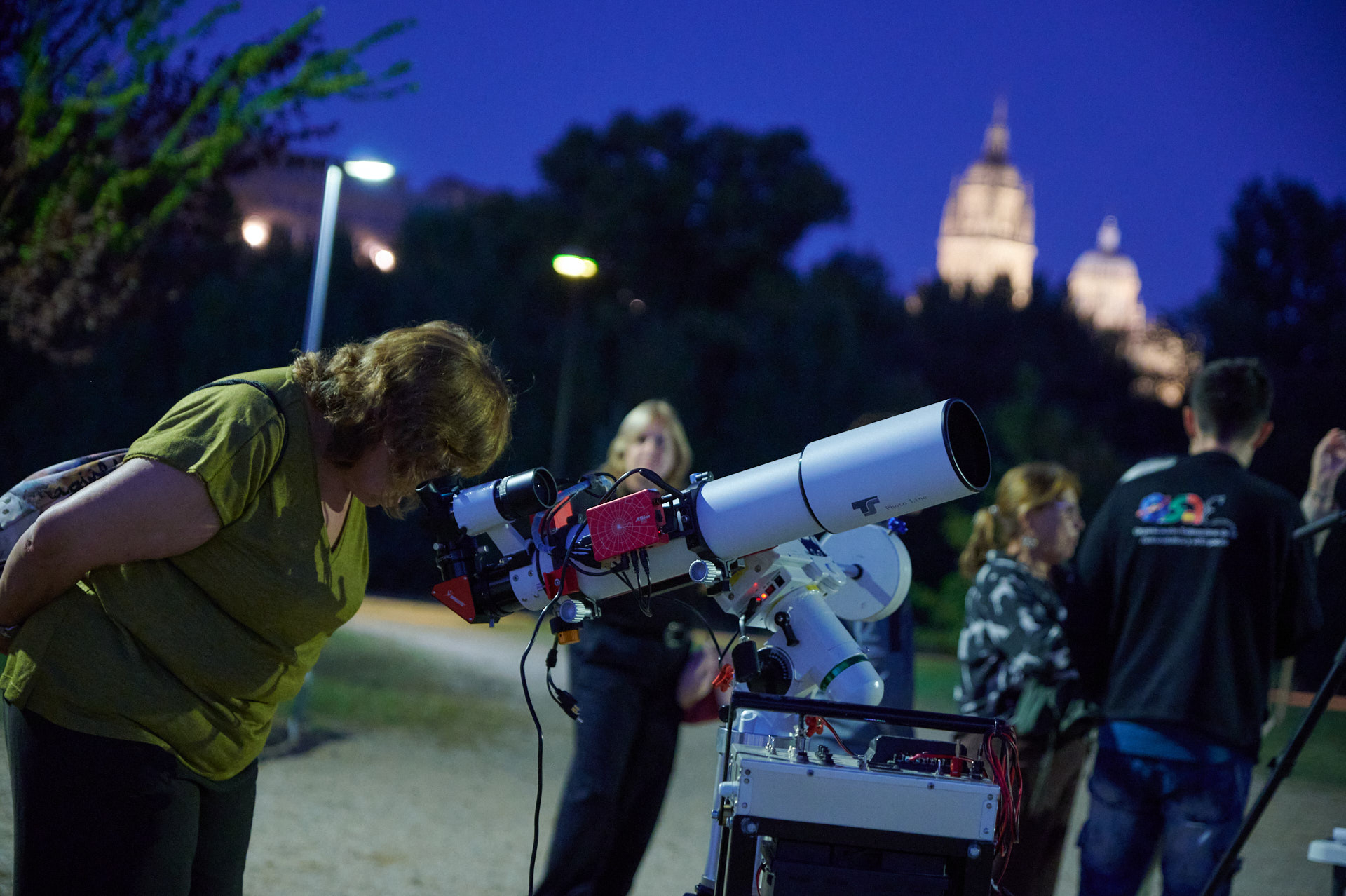Disfrutando de la observación de la luna