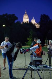 Observando la luna, junto a la catedral
