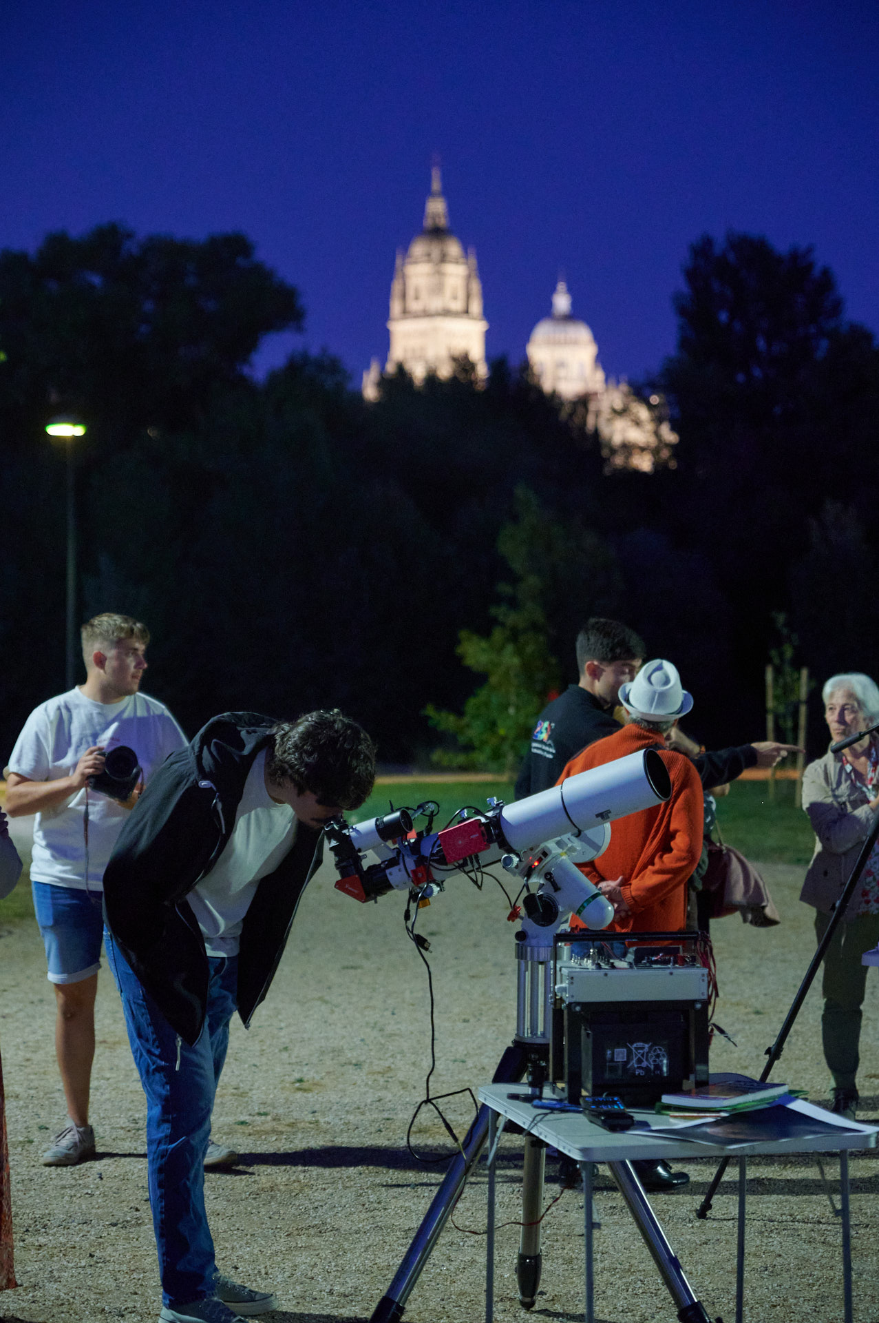 Observando la luna, junto a la catedral