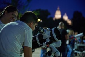 Isma observando la luna con fondo de la catedral
