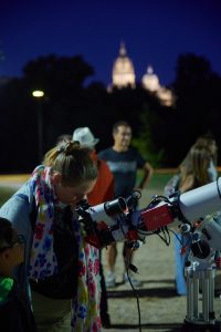 Observadores de la luna desde el Parque Nebrija