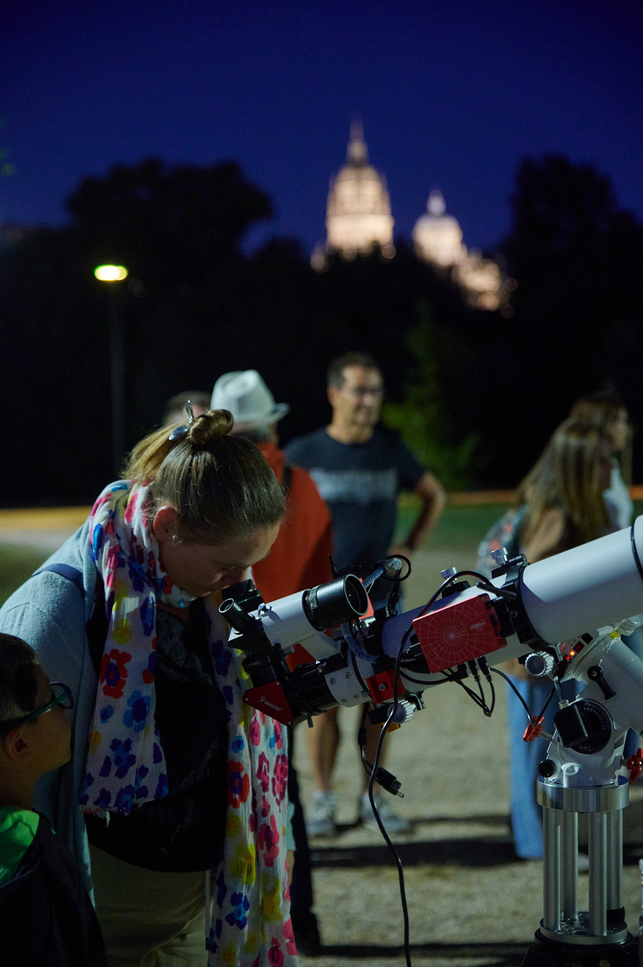 Observadores de la luna desde el Parque Nebrija